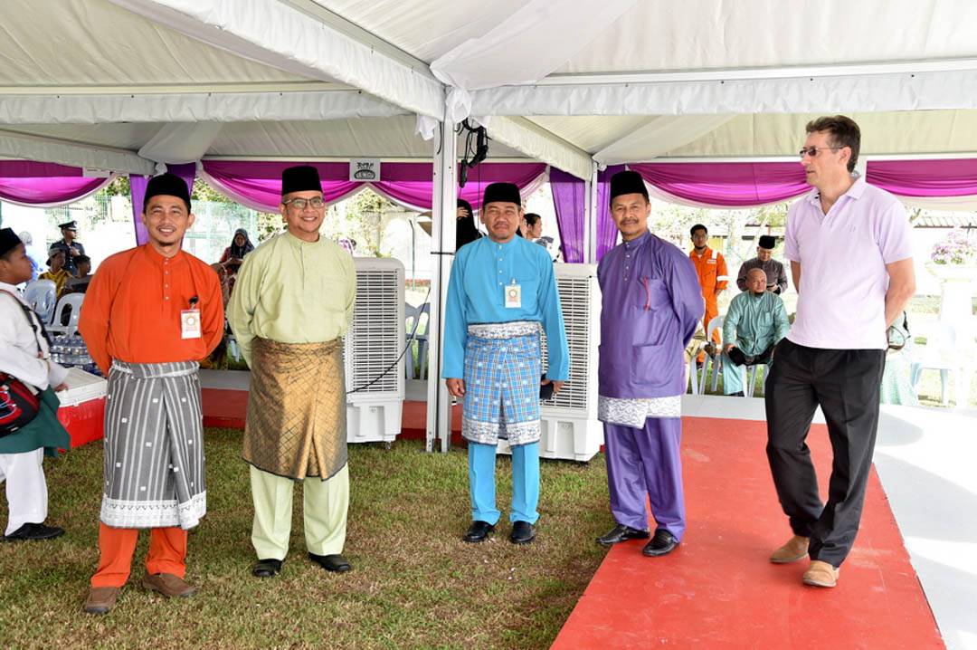 Get Together with His Majesty in Belait