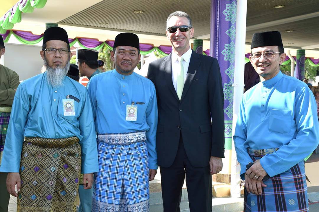 Get Together with His Majesty in Belait